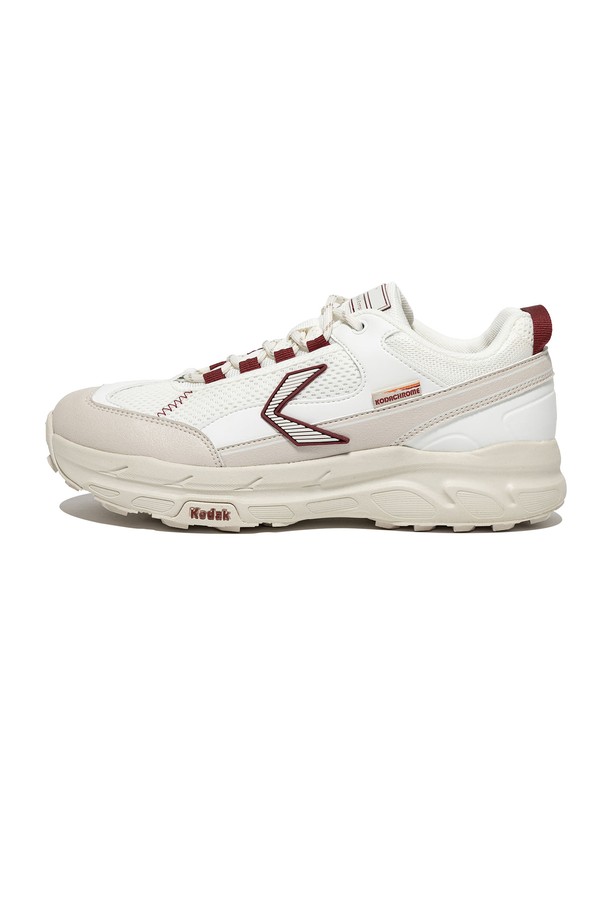 **KODACHROME X (코다크롬 엑스) IVORY**는 데일리 및 야외활동에 적합한 남성용 운동화입니다. 아이보리, 그레이, 옐로우 세 가지 컬러로 출시되었으며, 사계절 내내 착용 가능합니다. 두 가지 형태의 매쉬 조직과 K 레터 로고 포인트, 다양한 컬러의 신세틱 가죽을 사용하여 디자인되었습니다. 필름 '엑타크롬 필름'에서 영감을 받아 개발되었으며, 스타일리시하면서 편안한 착화감을 제공합니다. 산책룩, 여행룩, 캐주얼, 미니멀, 스포티 스타일을 즐기는 분들께 추천합니다.
