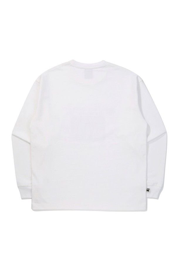 피치 기모 그래픽 긴팔 티셔츠 WHITE는 부드러운 촉감과 보온성을 갖춘 간절기용 긴팔 티셔츠입니다. 코닥 아카이브 그래픽 프린트가 돋보이는 트렌디한 디자인으로, 세미 오버핏으로 제작되어 편안한 착용감을 선사합니다. 데이트룩, 카페룩 등 캐주얼하고 미니멀한 스타일을 연출하기에 좋습니다. 비침 걱정 없이, 면 소재로 제작되어 부드러운 착용감을 느낄 수 있습니다. 베이지, 블랙, 화이트 세 가지 컬러로 출시되었습니다.
