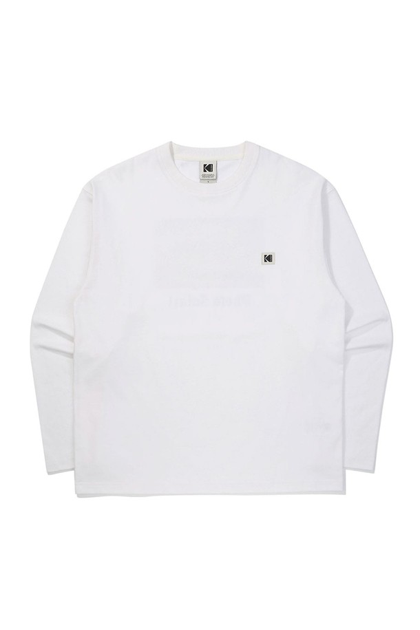 씨너리 그래픽 긴팔 티셔츠 (WHITE)는 부드러운 면 소재로 제작되어 편안한 착용감을 선사합니다. 간절기에 적합한 중간 두께의 라운드넥 긴팔 티셔츠로, 세미 오버핏으로 트렌디한 스타일을 연출합니다. 등판에 코닥 아카이브 이미지를 그래픽 프린트하여 캐주얼하면서도 개성 넘치는 디자인을 더했습니다. 미니멀 및 스트리트 스타일을 즐겨 입는 분들께 추천하며, 일상복으로 활용하기 좋습니다. 블랙 색상도 함께 출시되었습니다.
