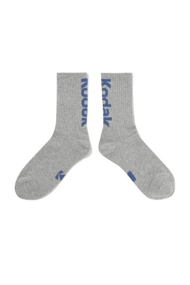 레터링 포인트 크루 삭스 GREY (그레이)는 면, 폴리에스터, 폴리우레탄 혼방 소재로 제작되어 부드러운 촉감과 신축성을 제공하는 양말입니다. 사계절용으로 제작되었으며, 중간 길이의 크루 삭스로 일상생활에서 편안하게 착용할 수 있습니다. 그레이 컬러 바탕에 레터링 포인트 디자인이 돋보이며, 캐주얼, 미니멀, 스트리트 스타일을 즐기는 분들께 추천합니다. 동네 마실룩이나 집콕룩 등 편안한 TPO에 적합하며, 레터링과 컬러 포인트가 디자인의 특징을 더합니다.  
