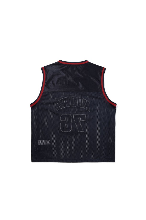 네이비 컬러의 바스켓볼 메쉬 탑입니다. 통기성이 좋은 메쉬 소재로 제작되어 여름철 스포츠 활동이나 일상복으로 시원하게 착용할 수 있습니다. 민소매 디자인에 세미 오버핏으로 편안한 착용감을 제공하며, 라운드넥으로 깔끔한 느낌을 줍니다. 신축성이 뛰어나 활동성을 높였으며, 로고 또는 프린트 패턴으로 스포티한 무드를 더했습니다. 얇은 두께감으로 비침이 있을 수 있습니다.
