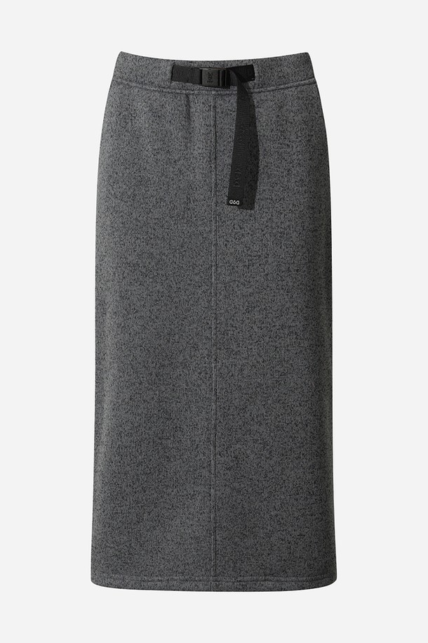 **여성) 템프니트 스커트(D.CHARCOAL GREY)**

가을과 겨울에 어울리는 여성용 템프니트 스커트입니다. 부드러운 촉감의 두꺼운 니트 소재로 제작되어 따뜻하고 편안한 착용감을 선사합니다. 미니멀하고 베이직한 디자인에 다크차콜그레이 컬러로, 출근룩이나 데이트룩 등 다양한 TPO에 활용 가능합니다. H라인의 슬림핏 미니스커트로, 밴딩 디테일이 더해져 편안함과 스타일리시함을 동시에 만족시킵니다. 미니멀, 클래식, 시크한 스타일을 연출하기에 좋은 아이템입니다.
