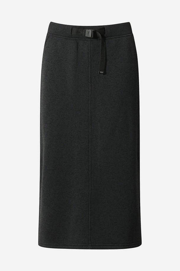 여성) 템프니트 스커트(BLACK)는 가을과 겨울에 어울리는 여성용 니트 스커트입니다. 부드러운 촉감의 두꺼운 니트 소재로 제작되어 따뜻하고 편안한 착용감을 선사합니다. H라인의 레귤러 핏으로 미니멀하고 베이직한 스타일을 연출하며, 일상, 출근룩, 모임룩 등 다양한 TPO에 활용 가능합니다. 무지 디자인의 블랙 컬러로 어떤 상의와도 쉽게 매치하여 클래식하고 캐주얼한 스타일을 완성할 수 있습니다. 템프니트 스커트는 미니멀한 디자인을 선호하는 분들께 추천합니다.
