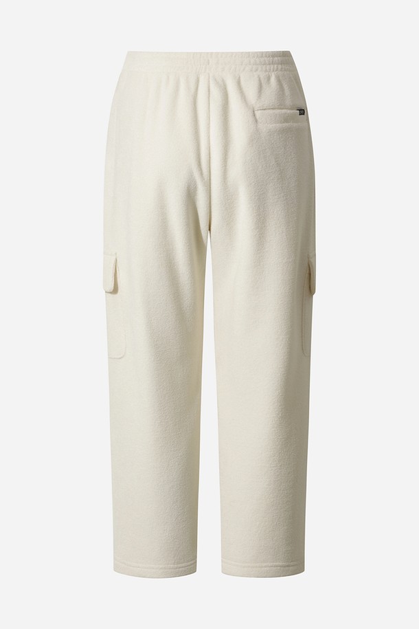 **여성) 테리업 에센셜 팬츠(IVORY)**는 부드러운 테리 소재로 제작되어 편안한 착용감을 선사합니다. 아이보리 컬러의 무지 디자인에 루즈핏으로 제작되어 스포티하면서도 캐주얼한 스타일을 연출합니다. 허리 밴딩과 카고 포켓 디테일이 특징이며, 여름철 휴가룩 또는 피트니스룩으로 활용하기 좋습니다. 활동적인 일상에 미니멀한 감각을 더해주는 반바지입니다.
