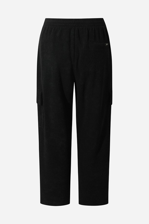 **여성) 테리업 에센셜 팬츠(BLACK)**는 피트니스 활동과 일상생활 모두에 적합한 여성용 반바지입니다. 부드러운 촉감의 폴리에스테르 소재로 제작되어 봄, 여름, 가을 계절에 얇고 편안하게 착용할 수 있습니다. 스포티한 스타일을 연출하며, 무지 디자인과 레귤러핏으로 베이직하면서도 활동적인 느낌을 줍니다. 신축성 있는 밴딩 처리로 편안한 착용감을 제공하며, 피트니스룩을 완성하기에 좋습니다.
