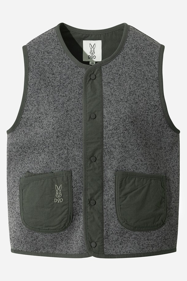 **여성) 템프니트 베스트(D.CHARCOAL GREY)**

가을과 겨울에 따뜻하게 입을 수 있는 여성용 '템프니트' 베스트입니다. 다크차콜그레이 컬러의 무지 디자인으로, 베이직하고 캐주얼한 스타일을 연출하기 좋습니다. 부드러운 촉감의 울 소재로 제작되었으며, 레귤러핏 라운드넥 민소매 디자인으로 다양한 스타일링에 활용할 수 있습니다. 출근룩이나 모임룩 등 TPO에 맞춰 캐주얼, 클래식, 미니멀 무드로 연출해보세요. 포켓 디테일이 있어 실용성을 더했습니다.
