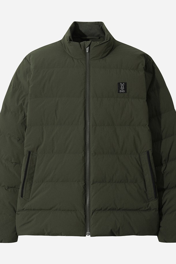 유니(UNI) 코나 라이트 D7 스탠넥 다운 재킷은 일상, 스포츠 활동에 적합한 유니섹스 다운 재킷입니다. 스포티하면서도 캐주얼한 스타일로, 등산룩, 캠핑룩, 고프코어 스타일을 연출하기 좋습니다. 두께감 있는 나일론 소재로 제작되어 부드러운 촉감을 제공하며, 보온성과 경량성을 갖춘 겨울철 필수 아이템입니다. 차분한 카키 컬러와 무지 디자인으로 어떤 옷에도 쉽게 매치할 수 있으며, 크롭 기장과 레귤러핏으로 트렌디한 스타일을 완성합니다. 집업 방식과 긴 소매, 스탠넥 디자인으로 보온성을 높였습니다.
