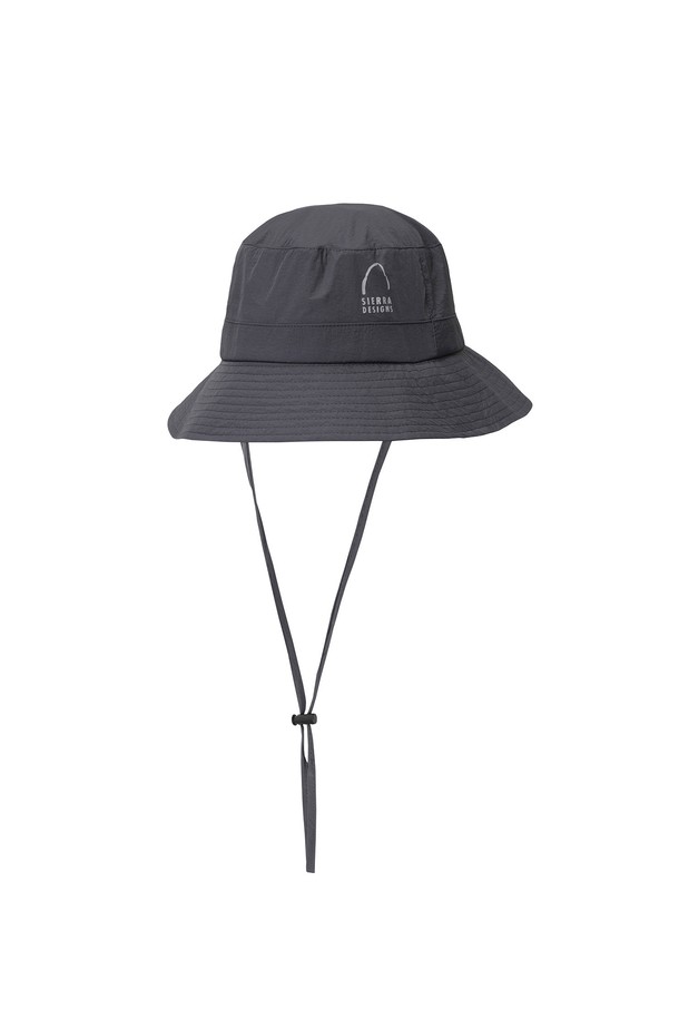 카슨(CARSON) 경량 선쉐이드 버킷햇 NAVY는 하이킹, 일상, 아웃도어 활동에 적합한 모자입니다. 얇은 두께감과 부드러운 촉감의 나일론, 폴리우레탄 혼방 소재로 제작되었으며, 중간 깊이의 모자와 7.3cm~7.8cm 챙 넓이로 편안한 착용감을 제공합니다. 턱끈과 탈부착 가능한 선쉴드가 디자인에 포함되어 있으며, 자외선 차단 기능과 사이즈 조절 스트링을 통해 활동성을 높였습니다. 컴팩스 소재 땀흡수 밴드와 반사 로고 디테일이 돋보이는 네이비 컬러의 무지 버킷햇으로, 캐주얼, 고프코어, 미니멀 스타일의 여행룩, 등산룩, 휴가룩에 매치하기 좋습니다.
