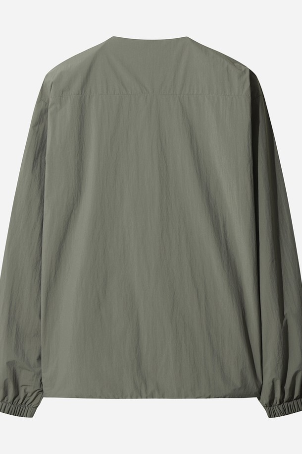 유니) 마이로 듀얼 리버시블 가디건 재킷은 차콜 그레이 색상의 유니섹스 가디건입니다. 봄, 가을에 어울리는 얇은 두께의 레귤러핏 가디건으로, 부드러운 촉감이 특징입니다. 버튼 여밈 방식에 무지 패턴이 돋보이며, 듀얼 착용이 가능한 리버시블 코트 타입입니다. 산책룩과 캐주얼, 스포티, 미니멀 스타일을 즐겨 입는 분들께 추천합니다. 긴 소매 기장으로 간절기에 유용하게 활용할 수 있습니다.
