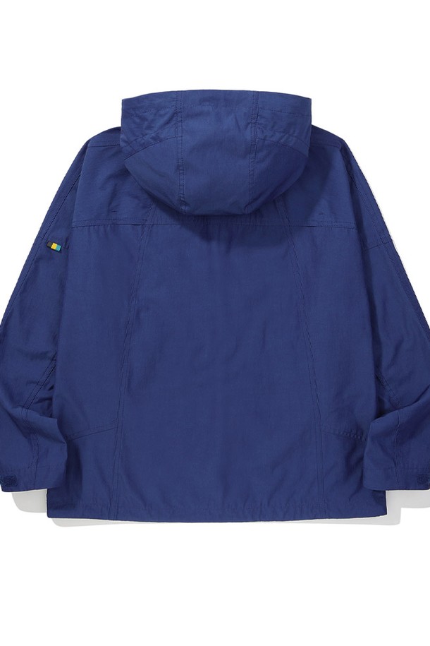 W) 그랜드마더십(GRAND MOTHERSHIP) 드라이쉴드 재킷 BLUE는 모던한 스타일의 간절기 아우터입니다. 톤 다운된 블루 컬러의 무지 디자인에, 가볍고 시원한 착용감의 폴리에스테르와 폴리프로필렌 혼방 소재로 제작되었습니다. 발수, 방풍 기능을 갖춘 경량 재킷으로, 입체적인 핏과 구조적 디자인이 돋보입니다. 시에라 디자인의 텐트에서 영감을 얻은 디자인과 현대적으로 재해석된 절개 구조는 독특한 스타일을 완성합니다. 산책, 여행, 등산 등 다양한 TPO에 미니멀, 고프코어, 캐주얼 스타일로 활용하기 좋습니다.
