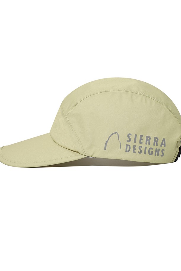 넥서스(NEXUS) 3레이어 캡 레몬은 하이킹, 일상 등 다양한 활동에 적합한 모자입니다. 얇고 가벼운 나일론 소재에 3레이어 방수 기능이 더해져 변덕스러운 날씨에도 쾌적함을 유지합니다. 6.5cm 깊이의 모자와 8.5cm 챙은 편안한 착용감을 제공하며, COOLMAX 블렌드 소재를 사용하여 통기성을 높였습니다. 3M 리플렉티브 로고는 야간 활동 시 안전성을 확보하며, 무지 디자인과 레몬 컬러는 고프코어, 미니멀, 스포티 등 어떤 스타일에도 잘 어울립니다. 수압저항 6,570mm, 투습도 1,988g/m2/24h, 45g의 가벼운 무게로 기능성과 스타일을 모두 갖춘 캡모자입니다.
