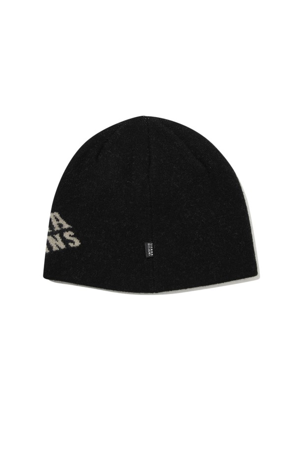 라플린(RAUGHLIN) 울 비니 BLACK는 깊은 모자 깊이와 두꺼운 두께감으로 뛰어난 보온성을 제공하는 모자입니다. 부드러운 촉감의 울 소재로 제작되어 편안한 착용감을 선사하며, 무지 디자인으로 어떤 스타일에도 잘 어울립니다. 일상, 아웃도어 활동은 물론, 출근룩과 캠핑룩에도 활용 가능하며, 캐주얼, 미니멀, 클래식 스타일을 즐겨 입는 분들께 추천합니다. 가을, 겨울 시즌에 따뜻함과 스타일을 동시에 잡을 수 있는 필수 아이템입니다. 블랙 컬러로 어떤 옷에도 매치하기 용이합니다.
