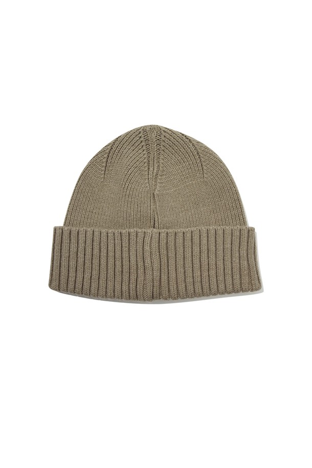 케플러(KEPLER) 자수 비니 BROWN은 가을, 겨울철 따뜻함과 스타일을 동시에 잡을 수 있는 모자입니다. 부드러운 촉감의 아크릴, 나일론, 울 혼방 소재로 제작되어 보온성과 흡습, 속건 기능을 갖췄습니다. 19.5cm 깊이로 안정적인 착용감을 선사하며, 브라운 컬러에 자수 디자인이 더해져 캐주얼, 미니멀, 클래식 스타일을 연출하기 좋습니다. 신축성 있고, 공기층을 형성하여 보온성을 높였으며, 접이식 디자인으로 휴대와 보관이 용이합니다. 겨울 데일리룩, 산책룩, 여행룩 등 다양한 TPO에 활용해 보세요.
