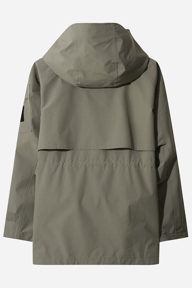 여성) 하우웨더 2L 재킷 (DARK BEIGE)은 하이킹, 아웃도어 활동에 적합한 여성용 자켓입니다. 다크 베이지 컬러의 무지 디자인으로, 봄, 가을 간절기에 활용하기 좋습니다. 레귤러 핏에 얇은 두께감으로 편안하며, 집업 스타일과 후드, 방수 기능이 더해져 스포티한 스타일을 연출합니다. 나일론 소재로 제작되어 방수 및 방풍 기능이 뛰어나고, 긴 소매 기장으로 활동성을 높였습니다. 등산룩, 여행룩, 캠핑룩 등 다양한 TPO에 스포티, 고프코어, 캐주얼 스타일로 코디할 수 있습니다.
