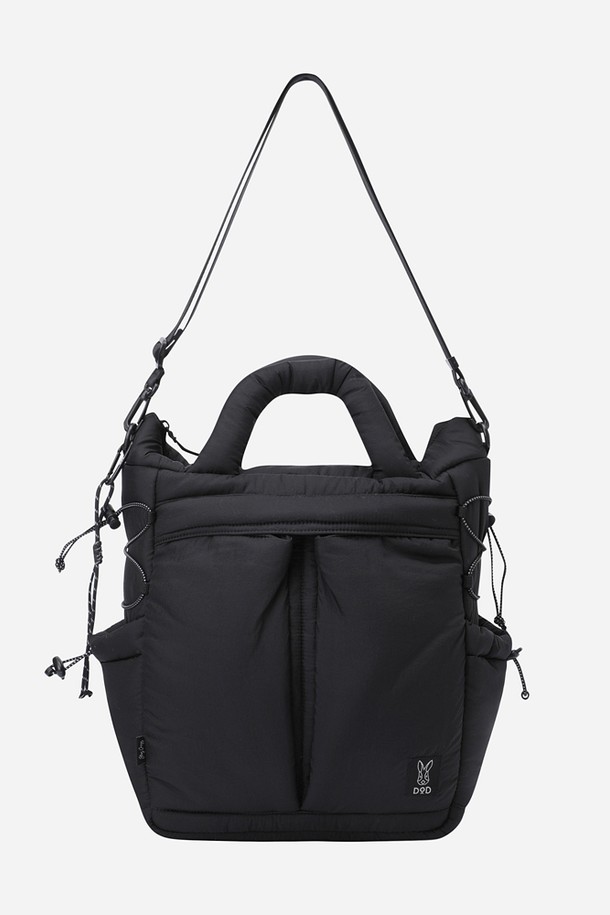 키노코 패딩 토트백(BLACK)은 남성을 위한 미디엄 사이즈 토트백입니다. 블랙 컬러의 무지 디자인에 나일론과 패딩 소재를 사용하여 미니멀하고 시크한 스타일을 연출합니다. 사각형 모양으로 수납 기능을 갖췄으며, 지퍼형 잠금 방식으로 내용물을 안전하게 보관할 수 있습니다. 숄더 스트랩이 있어 편리하며, 출근룩에 클래식한 분위기를 더해줍니다.
