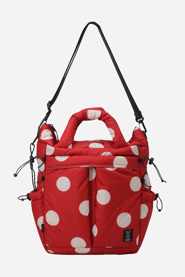 키노코 패딩 토트백(RED)은 캐주얼, 미니멀, 스포티 스타일을 즐겨 입는 남성을 위한 가방입니다. 여행, 휴가, 데이트룩에 어울리는 디자인으로, 부드러운 패딩 소재와 사랑스러운 도트 패턴이 특징입니다. 미디엄 사이즈의 사각 토트백으로, 숄더 스트랩과 지퍼형 잠금 방식으로 실용성을 더했습니다. 레드와 화이트 컬러 배색으로 산뜻함을 더했으며, 패딩 디테일이 돋보이는 디자인입니다. 가볍고 편안하게 들 수 있어 데일리백으로 활용하기 좋습니다.

