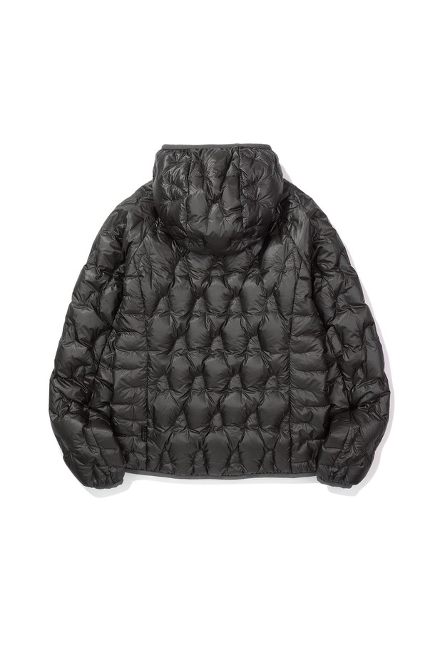 W) 하프돔(HALFDOME) 경량 구스다운 후드 재킷 BLACK은 가볍고 따뜻한 겨울을 위한 필수 아이템입니다. 캐주얼, 스포티, 미니멀 스타일을 모두 아우르는 디자인으로, 일상과 캠핑룩에 모두 활용 가능합니다. 오버핏으로 편안한 착용감을 제공하며, 부드러운 촉감의 구스다운 소재로 제작되어 뛰어난 보온성을 자랑합니다. 집업 스타일과 크롭 기장으로 활동성을 높였으며, 블랙 컬러의 무지 디자인으로 어떤 옷에도 쉽게 매치할 수 있습니다. 경량 후드 자켓으로 겨울철 가볍고 따뜻한 스타일을 연출해보세요.
