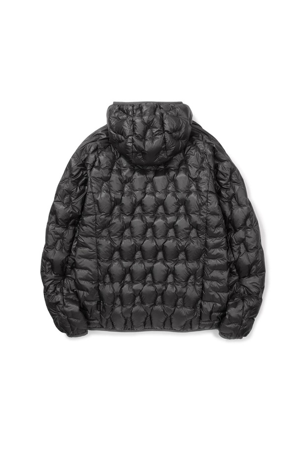 하프돔(HALFDOME) 경량 구스다운 후드 재킷 BLACK은 아웃도어 활동과 일상 모두 활용 가능한 남녀 공용 구스다운 재킷입니다. 가볍고 부드러운 착용감의 나일론, 구스다운, 폴리에스터 혼방 소재로 제작되었으며, 얇은 두께감으로 간절기부터 겨울까지 폭넓게 활용 가능합니다. 후드 디자인과 2WAY 지퍼, 발수, 방풍, 다운프루프 기능을 갖춰 활동성을 높였습니다. 스포티, 캐주얼, 고프코어 스타일 연출에 적합하며, 겨울 데일리룩과 여행룩에 활용하기 좋습니다. 블랙 컬러의 무지 디자인으로 어떤 스타일에도 쉽게 매치할 수 있습니다.
