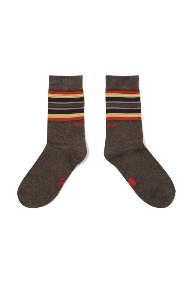멀티 스트라이프 크루 삭스 브라운은 브라운, 그린, 베이지 컬러 배색의 스트라이프 패턴이 돋보이는 양말입니다. 면, 폴리에스테르, 폴리우레탄 혼방 소재로 제작되어 부드러운 촉감과 신축성을 제공하며, 사계절 내내 착용하기 좋습니다. 발목을 안정적으로 잡아주는 밴딩 처리와 30수 코마사 원사 사용으로 편안한 착용감을 선사합니다. 캐주얼, 미니멀, 클래식 스타일 어디에도 잘 어울리며, 동네 마실, 산책, 집콕 등 다양한 TPO에 활용할 수 있습니다. 미드카프 길이로 어떤 신발에도 매치하기 용이합니다.
