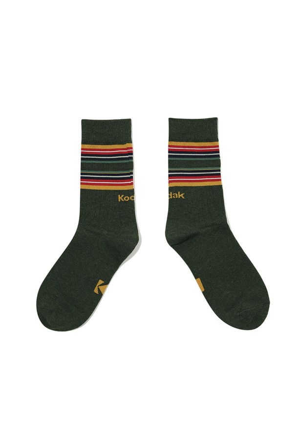 멀티 스트라이프 크루 삭스 GREEN (그린)은 캐주얼, 미니멀, 클래식 스타일을 즐기는 분들을 위한 사계절용 양말입니다. 면, 폴리에스터, 폴리우레탄 혼방 소재로 제작되어 부드러운 촉감과 뛰어난 신축성을 제공합니다. 그린, 브라운, 베이지 컬러의 스트라이프 패턴이 돋보이며, 미드카프 길이로 제작되어 편안한 착용감을 선사합니다. 동네 마실룩, 산책룩, 집콕룩 등 다양한 TPO에 활용하기 좋으며, 30수 코마면과 스판덱스 원사를 사용하여 내구성과 활동성을 높였습니다.
