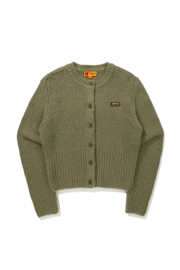 소프트 울 니트 자카드 가디건 우먼 KHAKI는 포근한 착용감을 선사하는 여성용 가디건입니다. 부드러운 모(wool) 혼방 소재로 제작되어 보온성이 뛰어나 가을, 겨울철 데일리룩에 적합합니다. 등판에는 로고 자카드 디테일이 포인트로 들어가 있으며, 세미크롭 기장과 세미크롭핏으로 트렌디한 스타일을 연출합니다. 카키, 밀란지 그레이, 오렌지 세 가지 색상으로 출시되었으며, 베이직, 클래식, 미니멀 무드를 즐기는 여성에게 추천합니다. 긴 소매와 두꺼운 두께감으로 따뜻하게 착용할 수 있으며, 뛰어난 통기성과 신축성으로 활동성까지 보장합니다.
