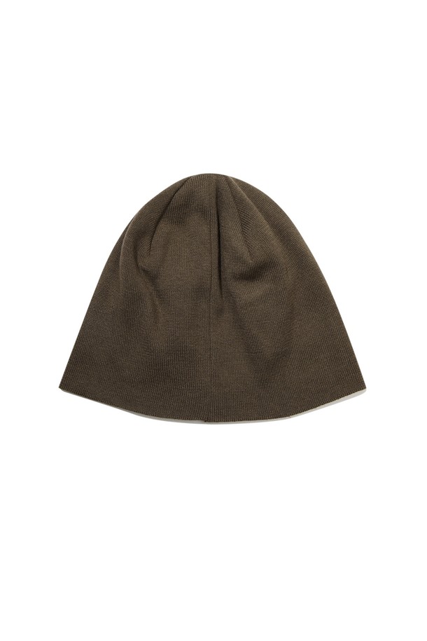 테나야(TENAYA) 울 비니 BROWN은 부드러운 촉감의 울 소재로 제작되어 가을, 겨울철 따뜻하게 착용하기 좋은 비니입니다. 톤 다운된 브라운 컬러의 무지 디자인으로, 클래식, 미니멀, 캐주얼 등 다양한 스타일과 훌륭하게 어울립니다. 두꺼운 두께감과 일반적인 모자 깊이로 제작되어 포근한 착용감을 선사합니다. 일상생활에서 스타일리시하게 활용할 수 있는 아이템입니다.
