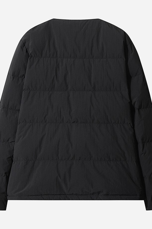 남성용 코나 라이트 D7 다운 재킷(BLACK)은 일상과 스포츠 활동에 모두 적합한 겨울용 아우터입니다. 가볍고 따뜻한 나일론 소재와 두꺼운 두께감으로 뛰어난 보온성과 방풍 기능을 제공합니다. 레귤러핏 디자인과 집업 스타일로 편안한 착용감을 선사하며, 캐주얼, 스포티, 미니멀 스타일을 소화하기 좋습니다. 무지 패턴의 블랙 컬러는 어떤 출근룩에도 무난하게 매치되어 활용도가 높습니다. 긴 소매 기장의 다운 재킷으로, 부드러운 촉감과 경량성을 겸비하여 활동적인 하루를 지원합니다.
