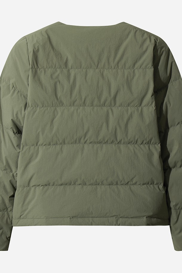 여성용 코나 라이트 D7 다운 재킷(KHAKI)은 일상과 아웃도어 활동 모두에 적합한 겨울철 필수 아이템입니다. 부드러운 촉감의 나일론 소재를 사용하여 편안한 착용감을 제공하며, 두꺼운 두께감으로 뛰어난 보온성을 자랑합니다. 경량 설계와 레귤러핏 디자인으로 활동성을 높였으며, 스포티하고 캐주얼한 스타일을 연출하기 좋습니다. 무지 디자인에 크롭 기장, 긴 소매와 스냅 여밈 방식을 적용하여 미니멀하면서도 세련된 분위기를 더합니다. 방풍 기능까지 갖춰 추운 날씨에도 따뜻하고 스타일리시하게 연출할 수 있습니다.
