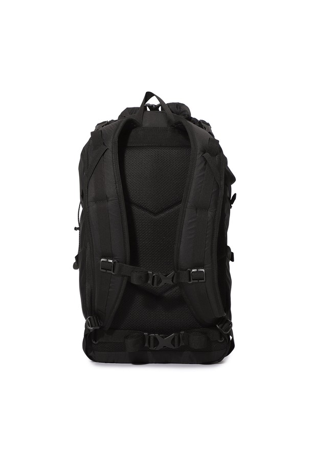 넥서스(NEXUS) 3레이어 컨버터블 백팩 28L BLACK은 남성을 위한 라지 사이즈 백팩입니다. 방수 기능과 경량 설계를 갖춘 블랙 색상의 무지 백팩으로, 나일론 소재를 사용하여 제작되었습니다. 컨버터블 디자인으로 크로스백 변형이 가능하며, 분리형 상단 덮개, 볼륨 조절, 숨겨진 전면 포켓, 메쉬 사이드 포켓, 하단 웨빙 스트랩 등의 다양한 특징을 갖추었습니다. 하이킹, 여행, 백패킹 등 다양한 용도로 활용할 수 있으며, 등산룩, 캠핑룩, 여행룩과 같은 TPO에 어울립니다. 캐주얼, 고프코어, 미니멀 스타일을 선호하는 고객에게 적합한 제품입니다.
