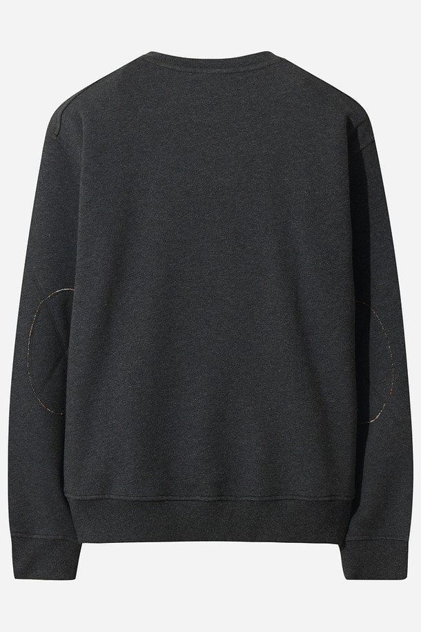 유니) 트리플 컬러 스웻 맨투맨(DARK MELANGE)은 부드러운 면 소재로 제작되어 편안한 착용감을 선사합니다. 다크 멜란지 컬러에 트리플 컬러 디테일이 더해져 스포티하면서도 캐주얼한 스타일을 연출합니다. 레귤러핏으로 제작되었으며, 라운드넥과 긴 소매 기장으로 간절기부터 겨울까지 폭넓게 활용 가능합니다. 일상생활에서 미니멀하고 세련된 스타일을 연출하고 싶은 분들께 추천합니다. 두께감 있는 소재로 제작되어 따뜻하게 착용할 수 있습니다.
