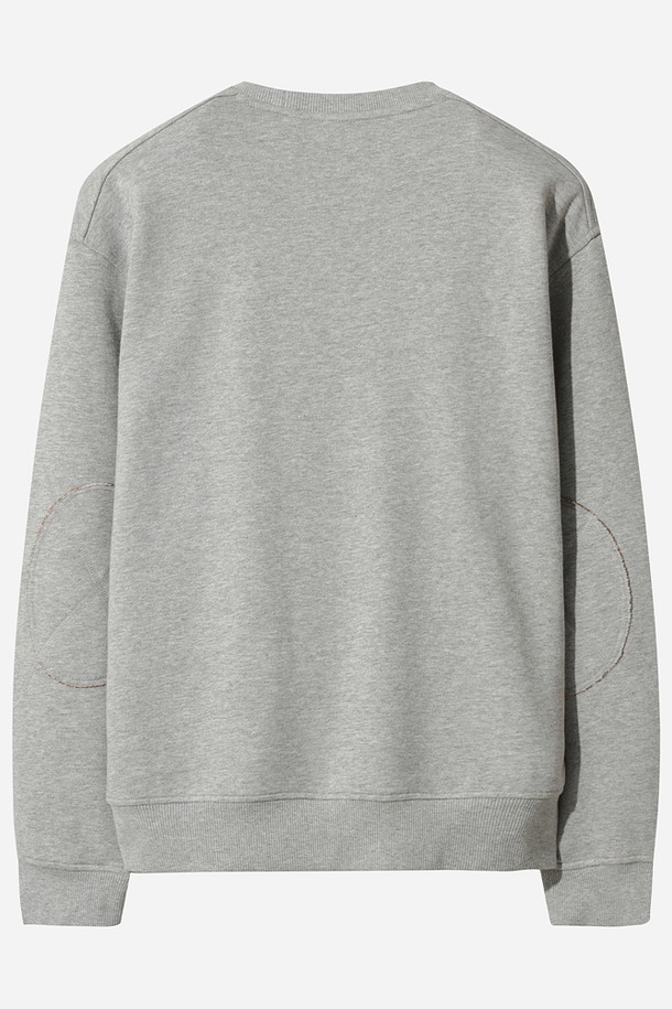 유니) 트리플 컬러 스웻 맨투맨(MELANGE GREY STANDARD)은 멜란지 그레이 컬러의 유니섹스 맨투맨입니다. 면 소재로 제작되어 부드러운 촉감을 선사하며, 레귤러핏과 라운드넥 디자인으로 편안한 착용감을 제공합니다. 봄, 가을, 겨울 세 계절 모두 활용 가능하며, 일상 및 스포츠 활동에 적합합니다. 캐주얼, 스포티, 미니멀 스타일을 모두 소화할 수 있으며, 출근룩과 캠핑룩에도 활용하기 좋습니다. 트리플 컬러 디자인이 특징이며, 긴 소매 기장의 레귤러 기장 상의입니다.
