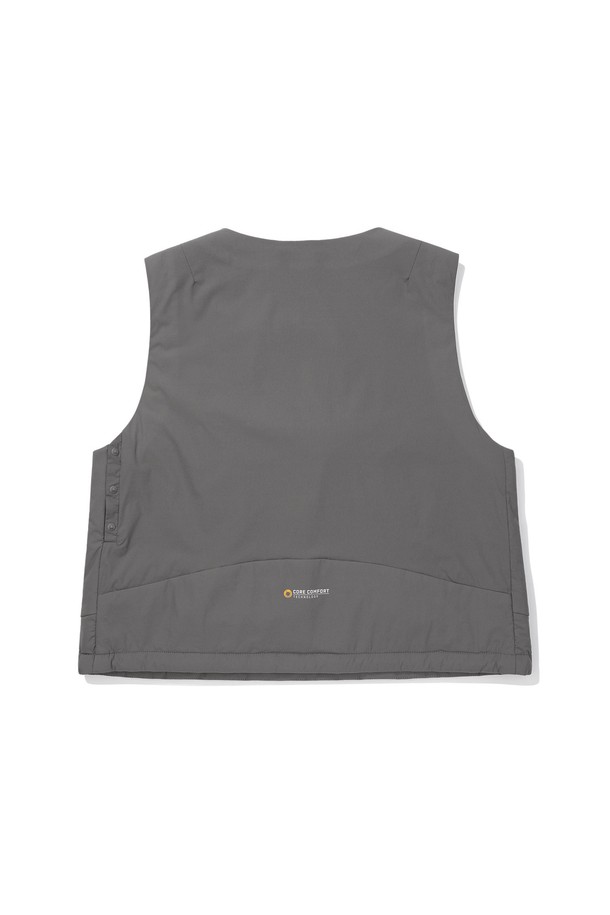 W) 로사(ROSA) 코어 컴포트 인슐레이션 베스트 CHARCOAL는 일상과 아웃도어 활동에 적합한 스포티 스타일의 베스트입니다. 부드러운 촉감의 나일론, 스판덱스, 폴리에스터 혼방 소재로 제작되었으며, 40g 두께의 보온성과 발수, 방풍 기능을 제공합니다. 가볍고 유연한 핏으로 활동성을 높였으며, 코어 컴포트 시스템, 바디 맵핑 설계, 어깨와 등판 홀겹 나일론 마감 등 섬세한 디테일이 돋보입니다. 여행, 산책, 등산 시 캐주얼하거나 고프코어 스타일로 연출하기 좋습니다. 차콜 컬러의 곡선형 패턴 디자인이 특징입니다.
