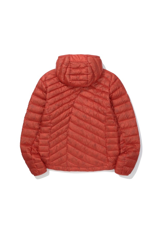 W) 로사(ROSA) 경량 구스다운 후드 재킷 RED는 여성용 구스다운 재킷입니다. 일상과 스포츠 활동 모두에 적합하며, 겨울철 따뜻함과 스타일을 동시에 제공합니다. 숏패딩 스타일의 크롭 기장으로, 가볍고 부드러운 촉감의 경량 구스다운 소재를 사용하였습니다. 레드 컬러의 무지 디자인에 집업 여밈 방식과 긴 소매, 후드 디테일이 스포티하면서도 캐주얼한 매력을 더합니다. 여행이나 캠핑 시에도 적합하며, 미니멀한 스타일 연출에 용이합니다.

