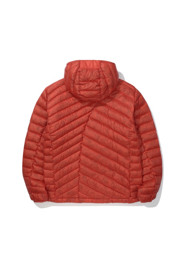 로사(ROSA) 경량 구스다운 후드 재킷 RED는 겨울철 일상 및 아웃도어 활동에 적합한 구스다운 자켓입니다. 가볍고 따뜻한 경량 구스다운 충전재와 부드러운 촉감이 특징이며, 후드 디자인으로 보온성을 높였습니다. 넉넉한 레귤러핏과 집업 스타일로 편안하게 착용 가능하며, 스포티하고 캐주얼한 스타일을 연출합니다. 무지 디자인에 레드 컬러로 포인트를 주어 세련된 겨울 패션을 완성할 수 있습니다.
