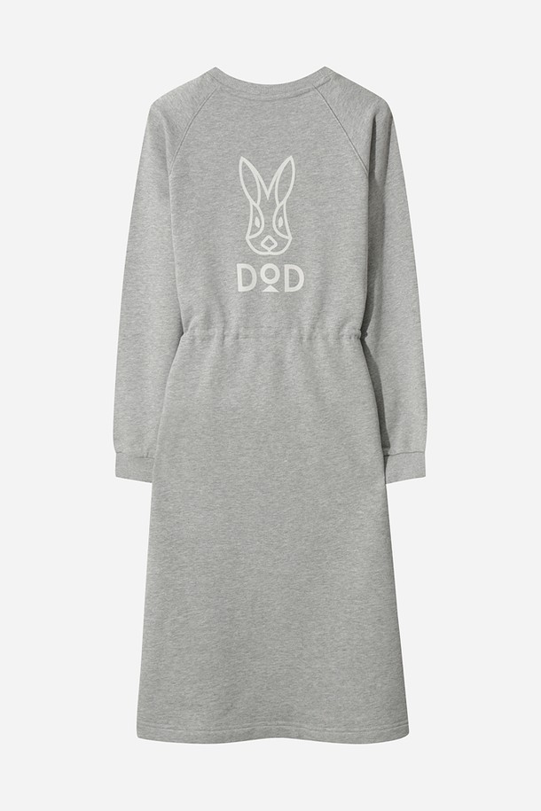 **상품 설명:**

여성) 트리플 컬러 원피스(멜란지 그레이 스탠다드)는 봄, 가을에 어울리는 A라인 핏의 캐주얼 원피스입니다. 멜란지 그레이 컬러의 부드러운 면 소재로 제작되어 편안한 착용감을 선사하며, 7부 소매와 라운드넥 디자인이 특징입니다. 허리 밴딩과 포켓 디테일이 실용성을 더하여 산책룩, 봄 소풍룩 등 다양한 일상 스타일을 연출하기 좋습니다. 무지 디자인으로 미니멀하고 클래식한 분위기를 자아내, 데일리룩으로 활용하기 좋은 아이템입니다. 루즈핏으로 편안하게 착용 가능합니다.
