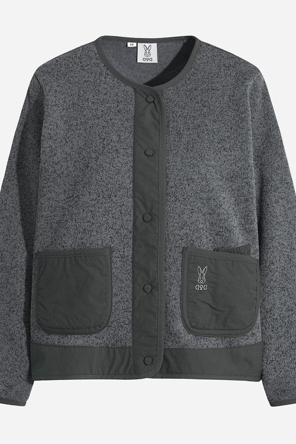 여성) 템프니트 가디건(D.CHARCOAL GREY)은 부드러운 니트 소재로 제작되어 가을, 겨울 시즌에 따뜻하게 착용하기 좋은 여성용 가디건입니다. 다크차콜그레이 컬러의 레귤러 핏, 긴 소매 디자인으로 베이직하고 미니멀한 스타일을 연출합니다. 라운드넥에 버튼 여밈 방식과 포켓 디테일이 더해져 실용성을 높였습니다. 출근룩, 모임룩 등 다양한 TPO에 클래식하고 캐주얼하게 활용할 수 있는 아이템입니다. 두께감이 있어 겨울철에도 따뜻하게 입을 수 있습니다.
