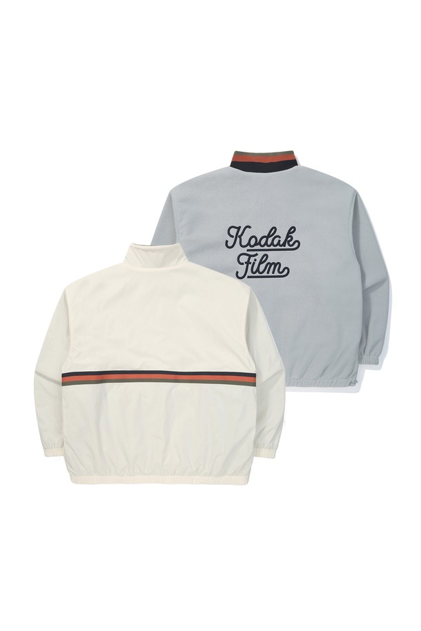 코다컬러 리버시블 재킷 아이보리는 봄, 가을에 활용하기 좋은 아우터입니다. 부드러운 촉감의 두꺼운 플리스 소재로 제작되어 캐주얼, 스포티 무드를 연출하며, 산책룩, 가을 나들이룩에 적합합니다. 무지 디자인에 2WAY 스타일링이 가능하며, 넥라인 시보리 디테일과 형태 안정성을 높였습니다. 생활 발수가 가능하며, 세미 오버핏으로 편안하게 착용할 수 있습니다.
