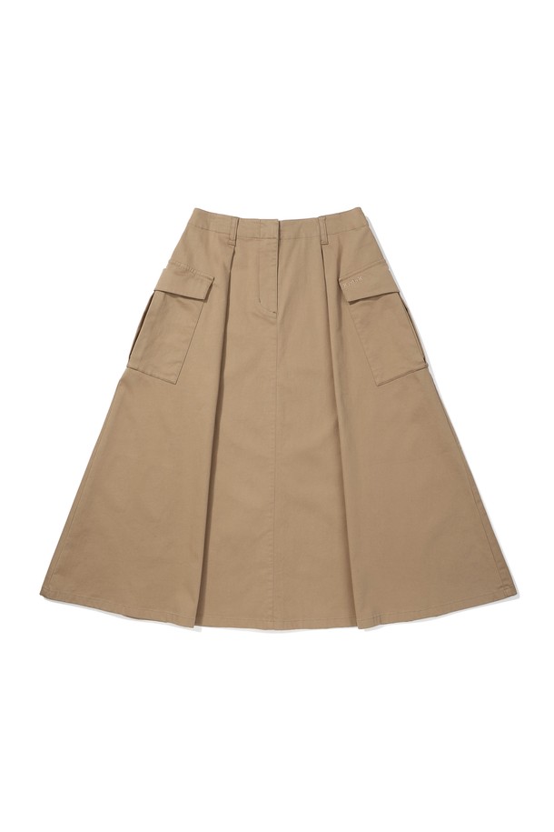 베이지 컬러의 코튼 플레어 롱 스커트입니다. 부드러운 면과 폴리우레탄 혼방 소재로 제작되어 편안한 착용감을 선사하며, 세미 오버핏으로 자연스러운 실루엣을 연출합니다. 허리 안쪽 밴딩 처리와 가먼트 워싱 마감으로 편안함과 퀄리티를 높였습니다. 플레어 디자인과 롱 기장으로 여성스러운 분위기를 더하며, 데이트룩, 쇼핑룩 등 다양한 TPO에 활용하기 좋습니다. 무지 디자인에 카고 포켓 디테일을 더해 캐주얼, 미니멀, 클래식 스타일을 모두 소화할 수 있는 활용도 높은 아이템입니다. 비침 걱정 없이, 봄, 여름, 가을 시즌에 즐겨 입을 수 있습니다.
