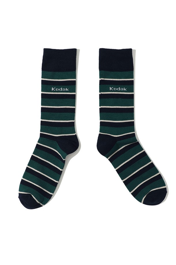 스트라이프 크루 삭스 GREEN은 부드러운 촉감의 30수 코마사 면을 사용하여 제작되어 편안한 착용감을 선사합니다. 그린과 옐로우 컬러의 스트라이프 패턴이 캐주얼하고 미니멀한 스타일을 연출하며, 사계절 내내 활용하기 좋습니다. 발목 부분을 탄력 있게 지지하여 활동성을 높였으며, 미드 카프 길이로 다양한 스타일의 신발과 매치하기 좋습니다. 일상, 산책, 집콕 등 TPO에 구애받지 않고 폭넓게 활용할 수 있는 아이템입니다.
