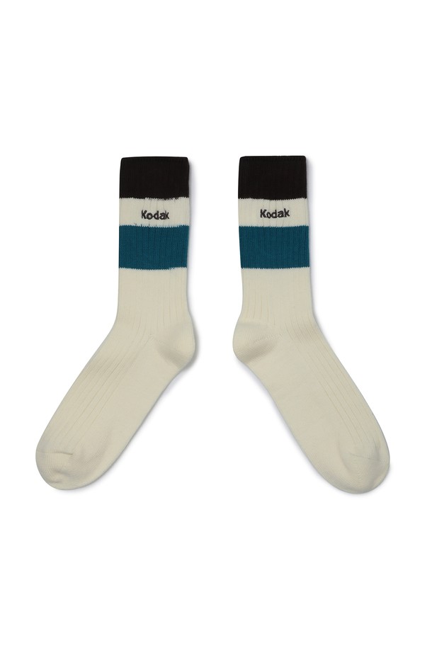 **쿠션 컬러 크루 삭스 BROWN**는 부드러운 매끈함이 돋보이는 브라운 컬러의 크루 삭스입니다. 면, 나일론, 폴리우레탄, 폴리에스터 혼방 소재로 제작되어 사계절 내내 착용 가능하며, 얇은 두께감으로 편안한 착용감을 제공합니다. 발목을 안정적으로 잡아주는 스판 원사가 사용되었으며, 종아리 중간 기장으로 제작되었습니다. 무지 디자인에 캐주얼, 미니멀, 클래식 스타일을 모두 소화할 수 있어,  동네 마실룩이나 산책룩에 매치하기 좋습니다.
