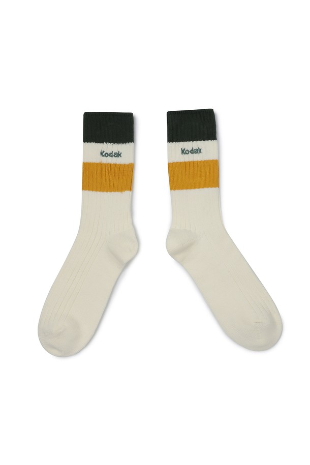 쿠션 컬러 크루 삭스 GREEN은 부드러운 촉감과 발목 안정감을 제공하는 크루 삭스 스타일의 양말입니다. 일상생활, 데이트룩, 산책룩 등 다양한 TPO에 활용 가능하며, 캐주얼, 미니멀, 클래식 스타일을 즐겨 입는 분들께 추천합니다. 종아리 중간 기장으로 제작되었으며, 그린, 블루, 레드, 브라운 등 다채로운 색상으로 출시되었습니다. 면 30수 코마사, 나일론, 폴리우레탄, 폴리에스터 혼방 소재로 제작되어 신축성이 뛰어나고 매끄러운 표면을 자랑합니다. 사계절 내내 편안하게 착용할 수 있는 무지 디자인의 쿠션 양말입니다.
