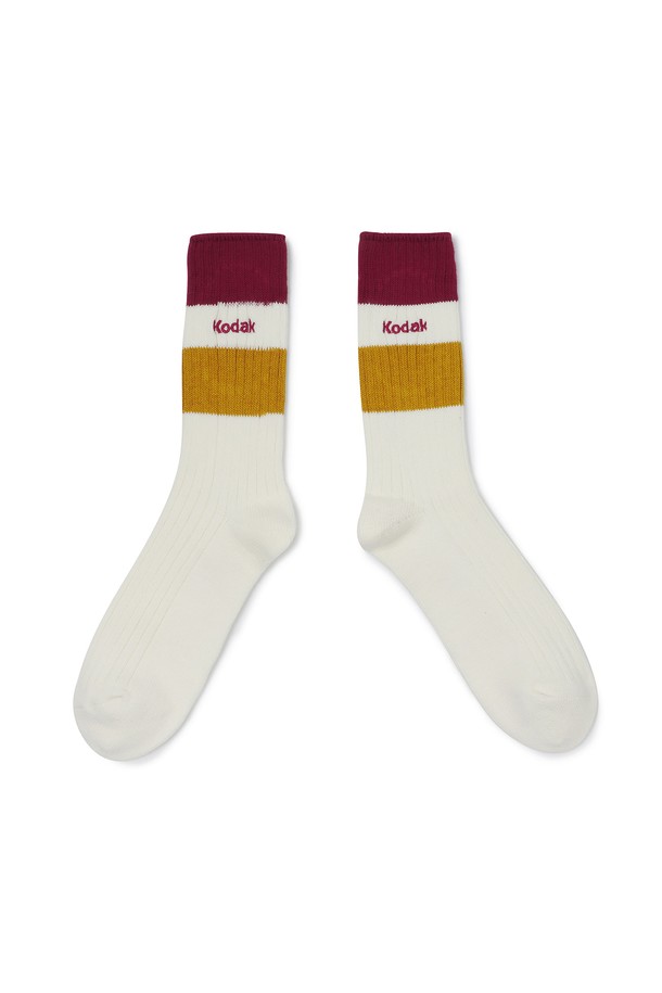 쿠션 컬러 크루 삭스 RED는 부드러운 촉감의 면, 나일론, 폴리우레탄, 폴리에스테르 혼방 소재로 제작된 공용 양말입니다. 발목 밴딩 처리와 중목 길이의 크루 삭스 디자인으로 편안한 착용감을 선사하며, 일상생활에서 활용하기 좋습니다. 레드, 블루, 브라운 3가지 컬러로 출시되었으며, 사계절 내내 신을 수 있습니다. 캐주얼, 미니멀, 클래식 스타일의 산책룩, 집콕룩에 매치하여 포인트를 줄 수 있습니다. 신축성이 있어 활동성을 높여줍니다.
