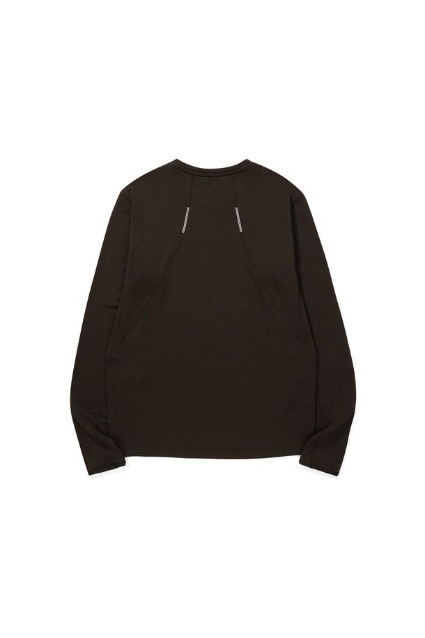 맨던홀 (MENDENHALL) 폴라텍 파워그리드 슬림핏 롱슬리브 D.BROWN은 등산, 아웃도어 활동, 일상생활에서 활용하기 좋은 상의입니다. 가을, 겨울, 봄까지 폭넓게 착용 가능하며, 스포티하고 베이직한 스타일을 연출합니다. 폴리에스터와 스판덱스 혼방 소재로 제작되어 부드러운 촉감과 슬림핏을 제공하며, 긴 소매와 터틀넥 디자인으로 보온성을 높였습니다. 특히, 그리드 구조를 통해 우수한 통기성을 확보하여 쾌적한 착용감을 선사합니다. 레이어링용 베이스레이어로 활용하기 좋으며, 경량으로 제작되어 활동성을 높였습니다.
