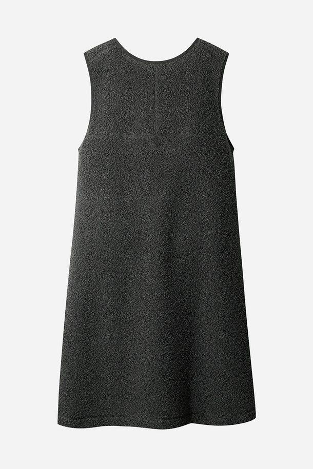 **여성) 플리스 슬리브리스 원피스(D.CHARCOAL GREY)**는 부드러운 플리스 소재로 제작되어 포근한 착용감을 선사하는 여성 슬리브리스 원피스입니다. 다크차콜그레이 컬러와 H라인 일자핏 디자인으로 캐주얼하고 베이직한 스타일을 연출하며, 라운드넥과 민소매 디자인으로 편안함을 더했습니다. 봄, 여름 시즌에 산책룩으로 활용하기 좋으며, 포켓 디테일이 실용성을 높여줍니다. 두꺼운 두께감으로 안정감 있는 실루엣을 완성합니다.
