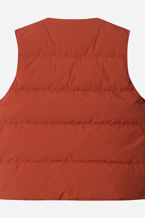 여성용 '코나 라이트 D7' 다운 베스트입니다. 가을과 겨울에 따뜻하게 입을 수 있는 두꺼운 두께감의 패딩 조끼로, 캐주얼 및 스포티한 스타일을 연출하기 좋습니다. 부드러운 나일론 소재로 제작되어 편안한 촉감을 제공하며, 오렌지 컬러의 무지 디자인으로 어떤 옷에도 쉽게 매치할 수 있습니다. 래귤러 핏에 레귤러 기장으로, 스냅 버튼 여밈 방식과 민소매 디자인이 특징입니다. 가볍고 따뜻한 보온 기능과 편리한 포켓 디테일을 갖춘 데일리 아우터입니다.
