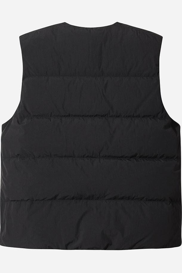 남성) 코나 라이트 D7 다운 베스트(BLACK)는 가볍고 따뜻한 겨울철 필수 아이템입니다. 일상과 출근룩에 모두 잘 어울리는 캐주얼, 스포티 스타일의 무지 디자인으로, 레귤러 핏과 두꺼운 두께감이 특징입니다. 보온성을 높여주는 패딩 디테일과 경량 소재인 나일론을 사용하여 편안한 착용감을 선사합니다. 부드러운 촉감과 스냅 여밈 방식으로 편리함을 더했으며, 민소매 디자인으로 활동성을 높였습니다.
