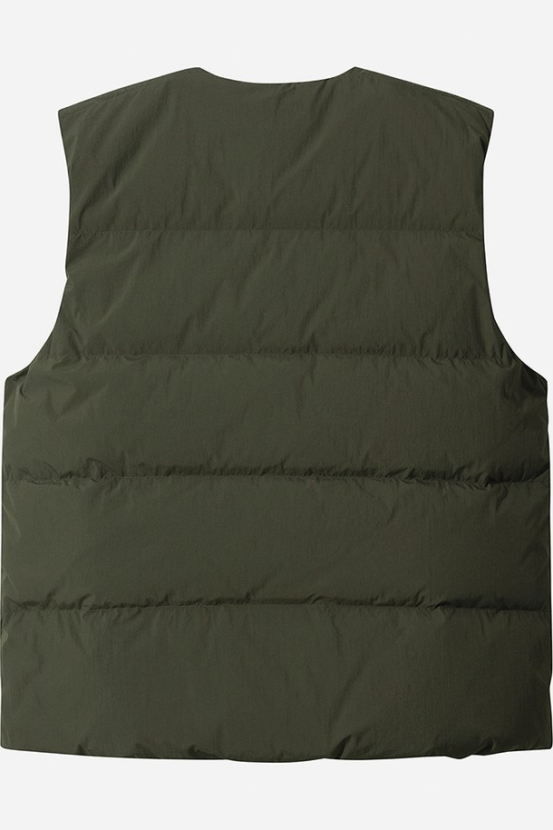 **남성) 코나 라이트 D7 다운 베스트(KHAKI)**는 가을, 겨울철 일상 및 캠핑룩에 적합한 남성용 다운 베스트입니다. 부드러운 촉감의 나일론 소재와 두꺼운 두께감으로 보온성을 높였습니다. 레귤러핏으로 제작되었으며, 민소매 디자인과 집업 여밈 방식으로 편안하게 착용할 수 있습니다. 캐주얼 및 미니멀 스타일을 추구하는 남성에게 무지 디자인의 카키 컬러가 세련된 분위기를 더합니다. 다운 충전재를 사용하여 가볍고 따뜻하게 착용 가능합니다.
