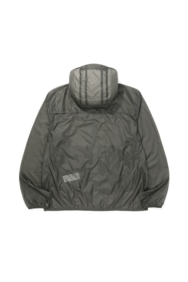 뮤어(MUIR) 라이트 초경량 윈드 재킷 CHARCOAL은 가볍고 시원한 착용감을 제공하는 공용 윈드 재킷입니다. 차콜 컬러의 무지 디자인으로, 일상, 러닝, 하이킹 등 다양한 활동에 적합합니다. 봄, 여름, 가을 계절에 활용할 수 있으며, 스포티하면서도 미니멀한 스타일을 연출합니다. 초경량 나일론 소재에 발수 기능, 통기성을 위한 벤틸레이션, 패커블 기능까지 갖춰 활동성과 편의성을 높였습니다. 얇고 가벼운 촉감과 레귤러핏으로 편안하게 착용 가능하며, 후드, 등판 타공 디테일, 경량 접밴드, SAB 지퍼, 후드 E밴드 등의 디테일이 돋보입니다.
