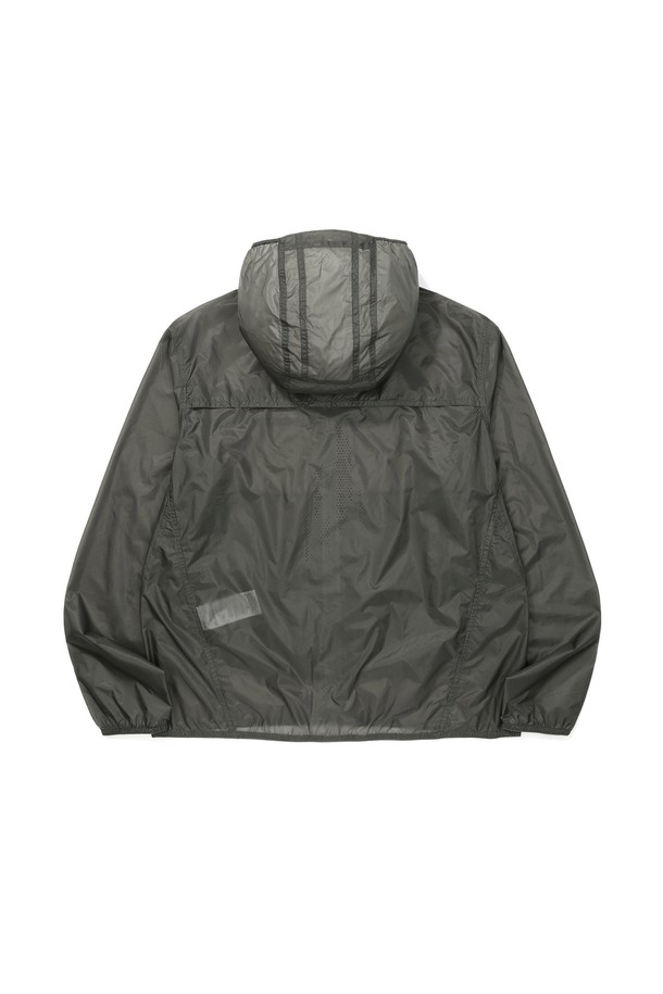 **W) 뮤어(MUIR) 라이트 초경량 윈드 재킷 CHARCOAL**은 가볍고 시원한 착용감으로 일상, 러닝, 아웃도어 활동에 적합한 윈드 재킷입니다. 차콜 색상의 무지 디자인으로 스포티하면서도 캐주얼한 스타일을 연출하며, 봄, 여름, 가을 간절기에 활용하기 좋습니다. 얇고 부드러운 나일론 소재를 사용하여 초경량의 편안함을 제공하며, 후드가 있어 갑작스러운 날씨 변화에도 유연하게 대처할 수 있습니다. 레귤러 핏과 집업 스타일로 편안한 활동성을 보장하며, 러닝룩, 여행룩 등 다양한 TPO에 활용 가능합니다. 미니멀한 디자인으로 어떤 스타일에도 쉽게 매치할 수 있는 실용적인 아이템입니다.
