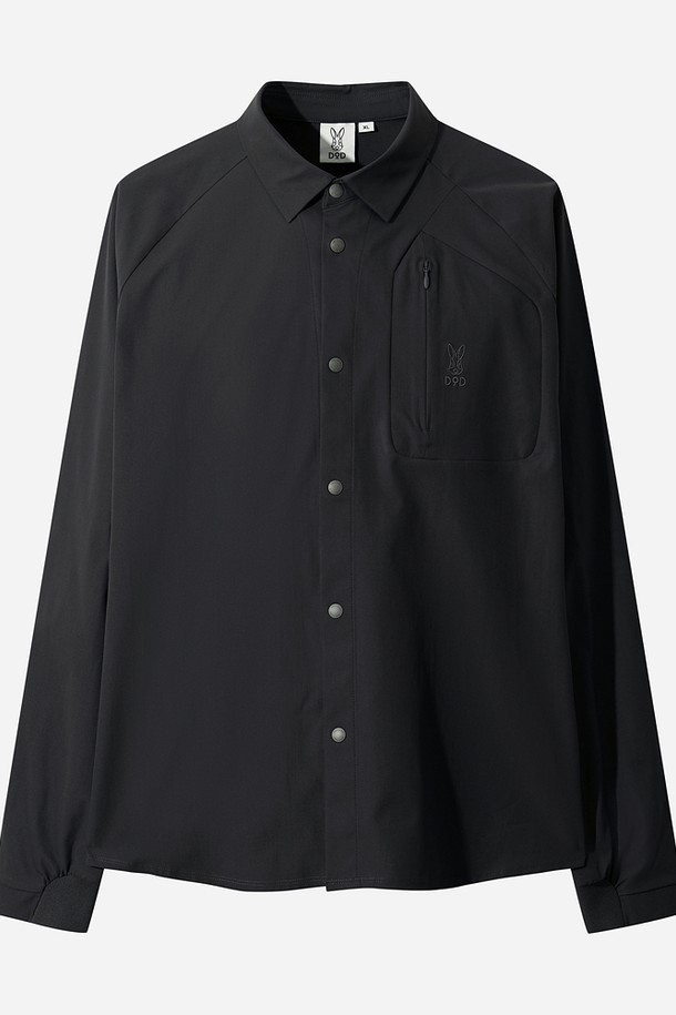 유니(UNI) 하이브리드 미니멀 셔츠(블랙)는 미니멀하고 클래식한 스타일을 추구하는 유니섹스 셔츠입니다. 차이나 칼라에 레귤러핏으로 제작되었으며, 봄, 가을에 착용하기 적합합니다. 무지 패턴의 반소매 셔츠로, 버튼 여밈 방식을 적용했습니다. 일상복으로 활용하기 좋은 디자인입니다.
